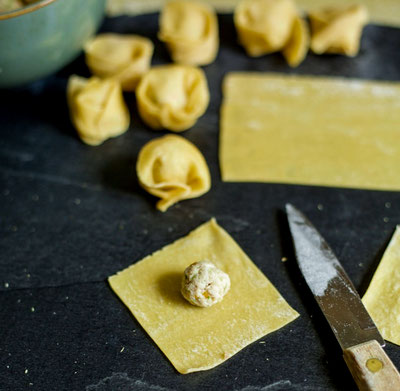 Tortellini, selbstgemachte Tortellini, selbstgemachte Pasta, Tortellini mit Spanferkel, Naturfond, Pasta, Homemade Pasta