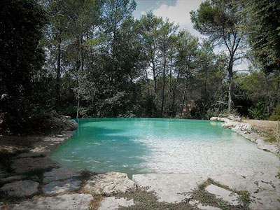 prix piscine débordement pierre