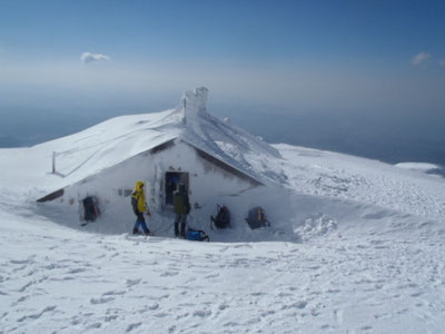 雪に埋まった小屋