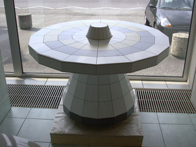 Meisterstück - Sechzehneckiger Stumpf mit aufliegender Tischplatte - Frontansicht