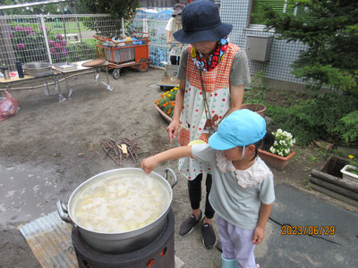 らいおん組さんが塩をひとつまみずつ入れました