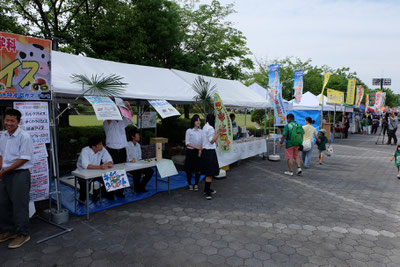 農業高校ブースでは岐阜農林高校の岐農乳アイスや加茂農林高校のGreenShopかものうでの野菜の販売。