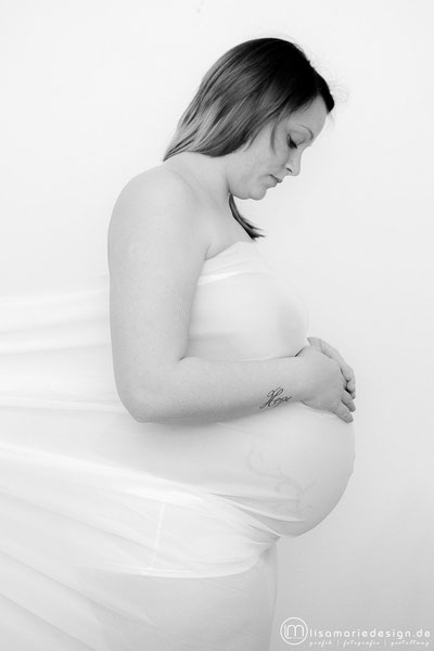 Babybauch Fotos, Schwangerschaftsshooting Schwangere in einem Tuch eingehüllt