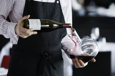 le passage en carafe d'un vin jeune
