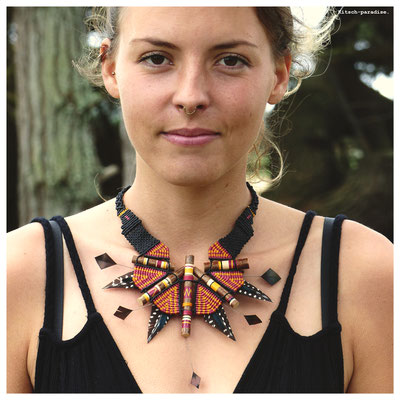 kp kitsch-paradise artisans créateurs création tissage macramé micromacramé couleur nature art collier utopia plume pintade perruche dindon bois noisetier foret 
