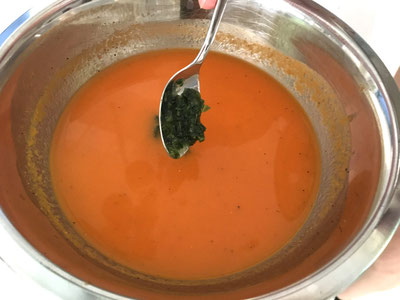 Die Basilikumpaste unter die Suppe rühren