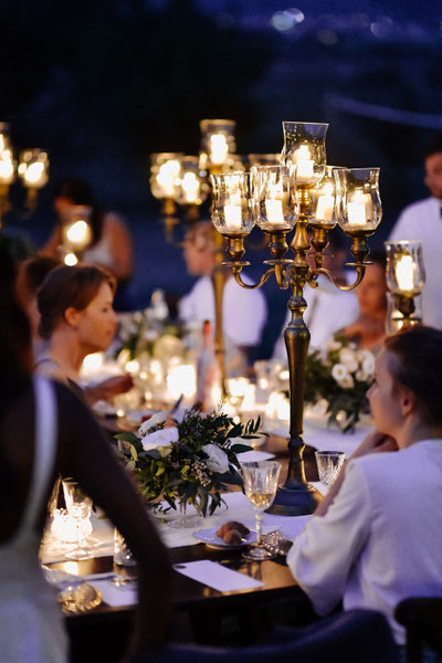 Personnes en cocktail entrain de profiter d'un repas avec une animation magie sur Toulouse