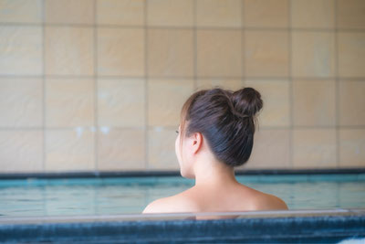 湯船に浸かる女性