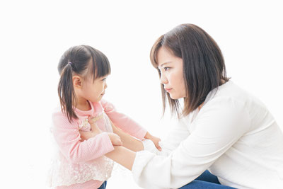 子どもの目を見る