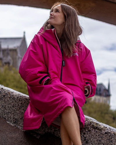 Dryrobe Advance LS Poncho Pink Light Grey in Action