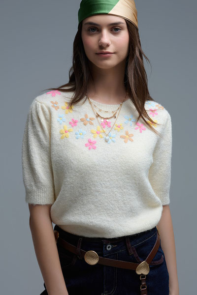 Mit pastellfarbenen Blumen bestickter Pulli € 59.00.
