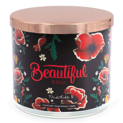 Duftkerze aus der FRIDA KAHLO COLLECTION "Beautiful Soul", duftet nach Gardenie, Patschuli und Ozon, € 24.00.