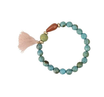 Elastisches Armband aus türkisfarbenen Glasperlen, Keramik und Seide, € 15,00.