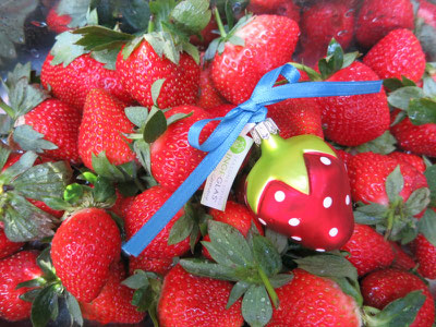 Glasschmuck Erdbeeren von Inge-Glas als Geschenkidee.