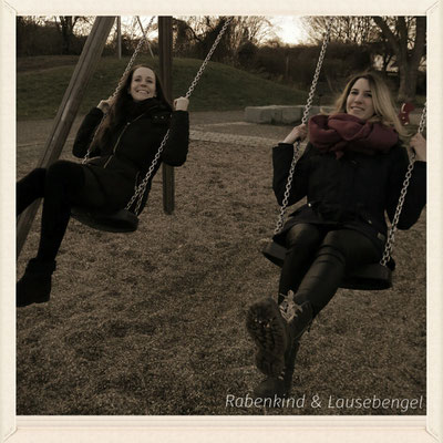 Endlich haben wir uns wieder - nach zwei langen Wochen können wir wieder zusammen lachen, quatschen und schaukeln, bei einem Sonntagsspaziergang gemeinsam mit unseren Männern, Oma und Opa und dem Rabenkind und Lausebengel.