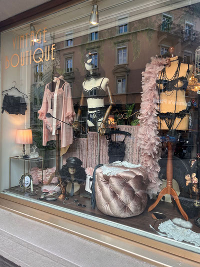 powderroom vintage boutique zuerich schaufenster boudoir vintage lingerie vintage retro mode. Vintage kleider stil. 