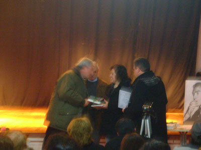 Nancy Tapia, recibiendo su premio.