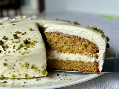 Carrot Cake im Anschnitt – saftiger Kamut-Karottenkuchen mit feiner Frischkäsecreme