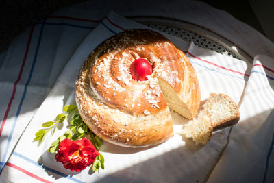 griechischer Osterkuchen mit rotem Ei