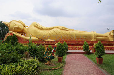 La statue du dans l'enceinte du Vat that Khao est une statue de Bouddha allongé dans la capitale à Vientiane