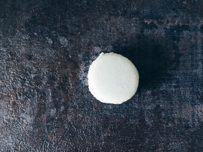Schokolade-Macaron aus der Vogelperspektive