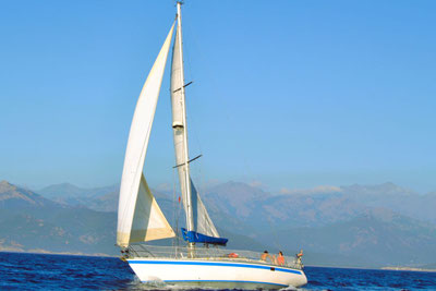Voilier en promenade en mer sous voiles