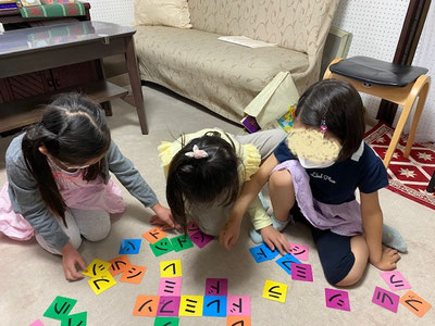 小1女子3人音符ゲーム中｜大田区東雪谷羽金ピアノ教室