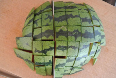 Wassermelone schnell und einfach in mundgerechte Stücke schneiden