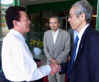 別れ際、握手をする首藤先生と中田先生