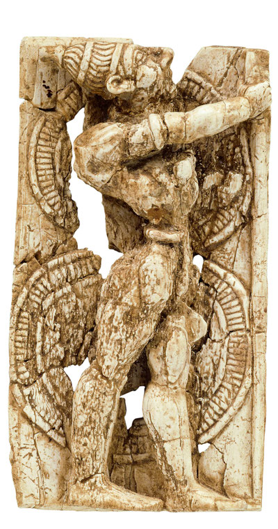Elfenbeinplakette mit Krieger und Eberzahnhelm, Delos