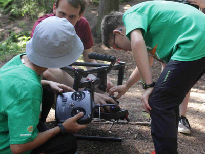 Teilnehmer mit Technik im Ferienlager - Zur Videoproduktion wird in diesem Feriencamp auch professionelle Technik eingesetzt