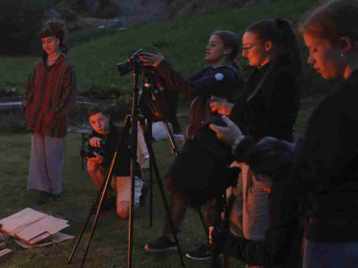 Gruppe bei Filmset am Abend - im Ferienlager erwarten euch auch spannende Nachtaufnahmen
