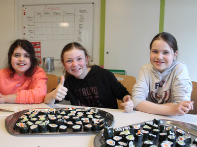Teilnehmende beim Sushi kochen - lerne wie man Gerichte aus aller Welt zubereitet in unserem Ferienlager