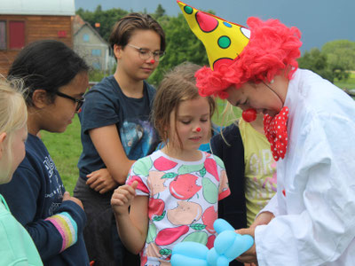Spiel und Spass beim Clownworkshop - Teilnehmende im Zirkus Ferienlager