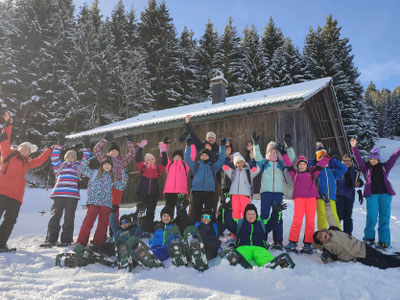 Gruppe bei Schneeschuhtour - erlebnisreiche Aktivitäten im Schneesportlager von Erlebnisfahrten