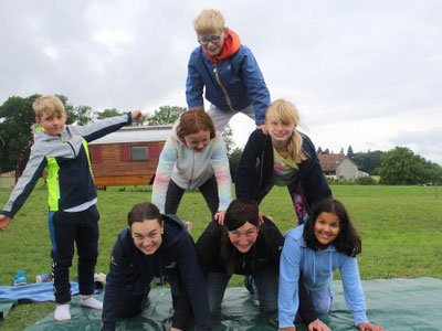 Gruppe mit Akrobatik Pyramide - viele verschiedene Formen können im Ferienlager ausprobiert werden