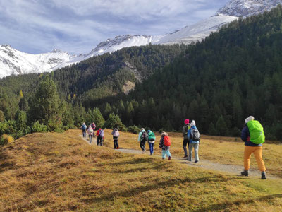 Kindergruppe unterwegs auf Wanderung im Nationalpark - erlebe in diesem Ferienlager unberührte Naturlandschaften