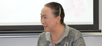 質問に答える青山先生
