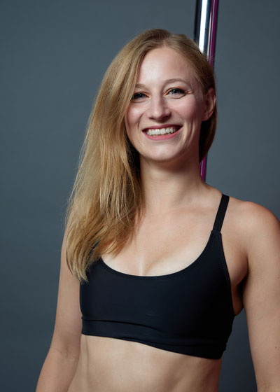 Juliane an den Silks - neben der Leitung des Verticals unterrichtet sie Poledance, Aerial Silks und Flexibility Klassen.