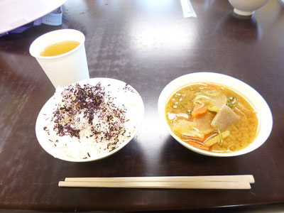 アルファ米と缶詰トン汁を試食。これが結構イケます。