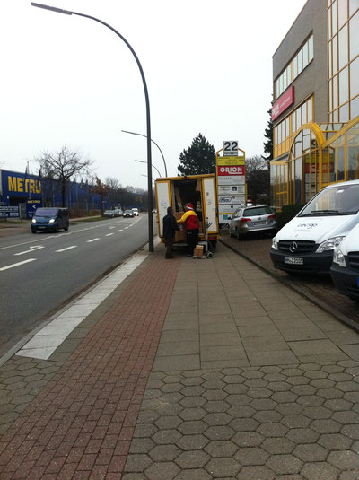 Da hilft auch die Weihnachtsmannmütze des freundlichen DHL-Fahrers nicht: Geh- und Radweg komplett zugeparkt.