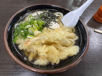 先週実家に帰った時のゴボ天に山かけトッピングうどん。うまかった～