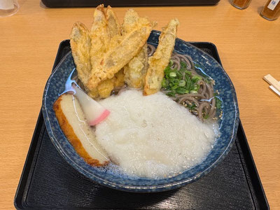 安定のおいしさ💛 山かけそばにごぼ天トッピング！