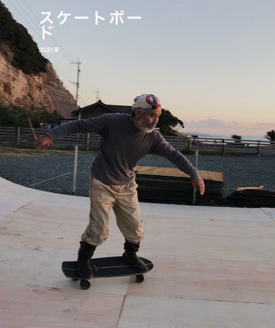 またメモリーでおススメされた誰かさんの写真。長靴履いてSK8とは!!やるな!
