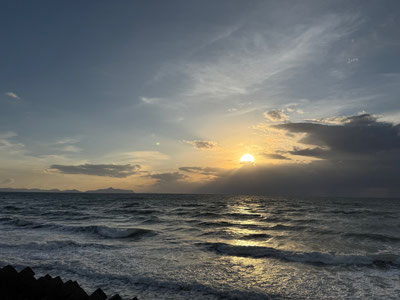 at 16:30くらい 朝よりはまとまって無いけど波出てます。