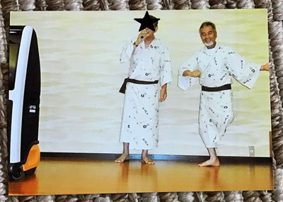以前の自治会長さんの研修旅行の写真出てきた(笑) やっぱりステージで踊ってます。