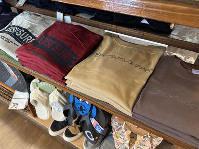 左のEBISU SURF Tはワインレッドのみになりました。