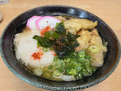 ごぼう天うどんに山かけをトッピング。わかめとかまぼこも付いてキター！！いうまでも無く美味しかったです。