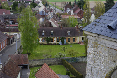 Une des plus anciennes demeures du village un temps presbytère, étape pour les pèlerins allant à Saint-Jacques de Compostelle.