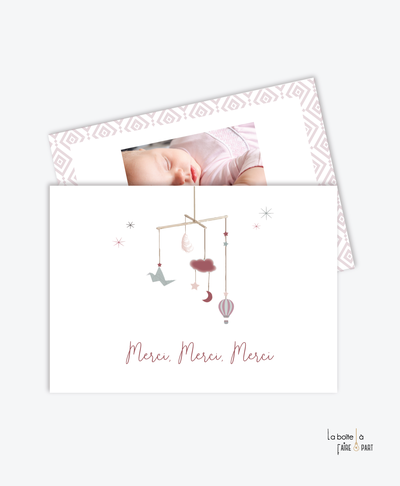 carte de remerciement naissance fille- petit mobile-tendance-moderne-pas cher- vieux rose et blanc-etoile-oiseaux-plumes-montgolfière-lune